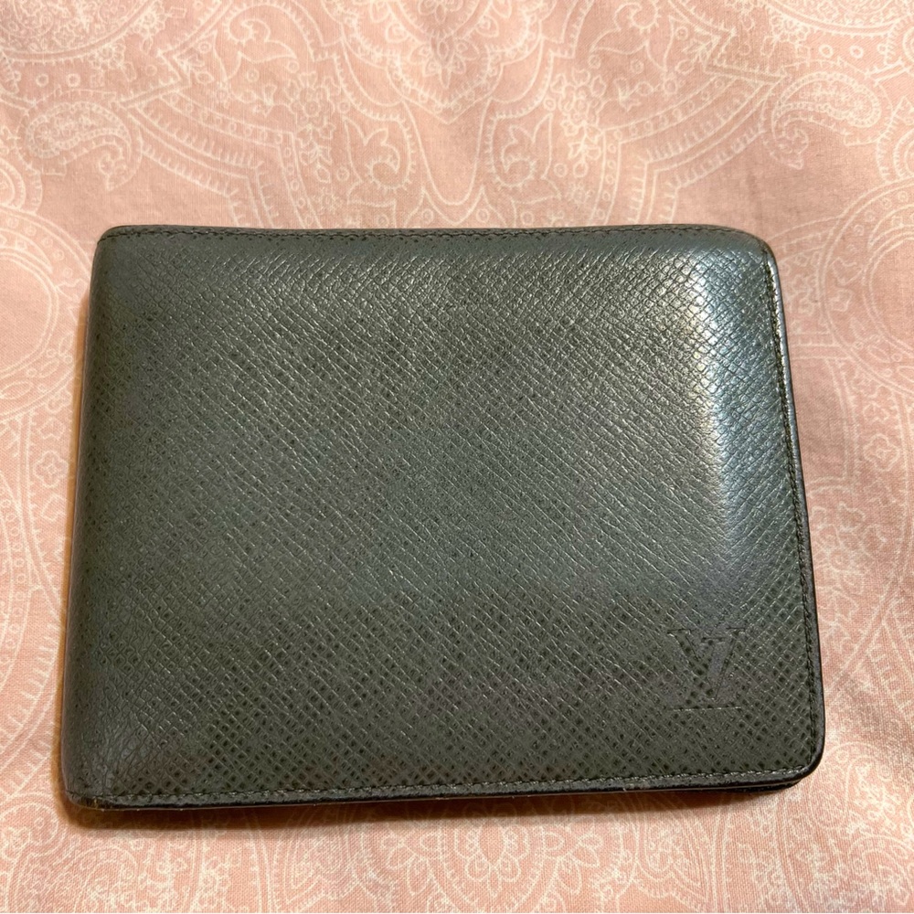 Great conditions Louis Vuitton grey leather bifold wallet with many compartments